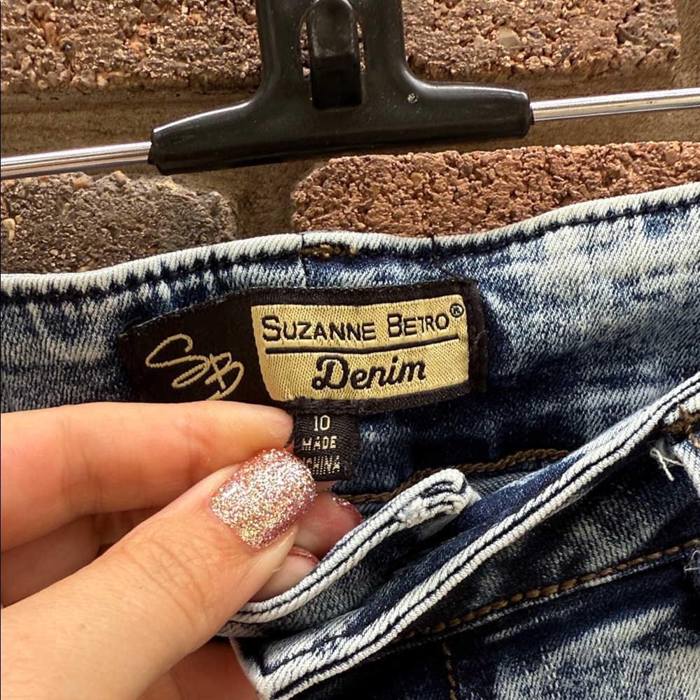 Suzanne Betro Light Wash Denim Capri Pants Size 10 - Picture 2 of 7